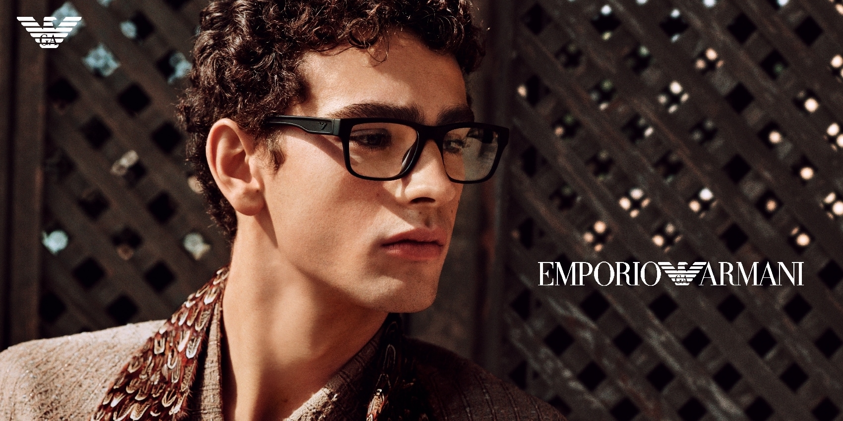 Campaña Emporio Armani con modelo masculino y gafas graduadas